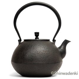 【予約販売】紅蓮堂 日本民藝館展奨励賞受賞 南部鉄器 達磨形鉄瓶 ひびき2L 内面素焼き・酸化被膜仕上 日本製 伝統的工芸品の画像