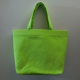 魅力孕んだ桐谷メイクのほんのり爽やかな緑色のバッグ｜桐谷美鶴の画像