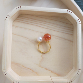 真珠と茜のリングの画像