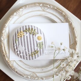 お花のリース刺繍ブローチ 5cm ストライプ