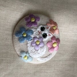猫とお花の刺繍ブローチの画像