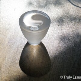 無色透明ガラスのインテリアトレイ -「 灯りのたね 」●直径約7cm●光沢の画像