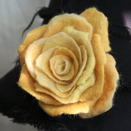 薔薇のフェルトコサージュ　yellow