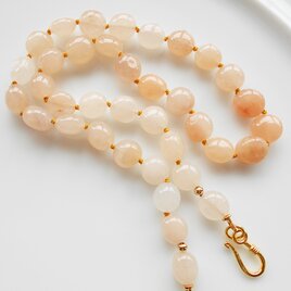 コロンとした形が愛らしい　 ピンクオレンジアベンチュリンのネックレス