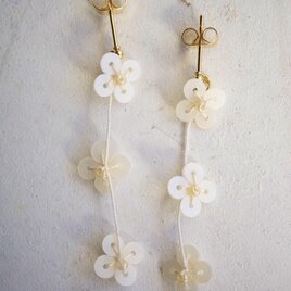 小花ピアス　オフホワイト　Small flower pierce off whiteの画像