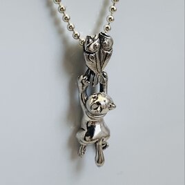 干物に跳び付く猫のネックレス 〜sv925〜