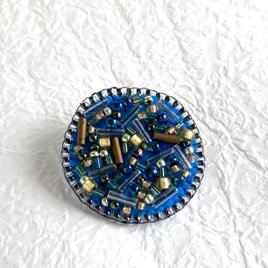 500円玉大☆青フェルトビーズ刺繍☆円形ブローチ