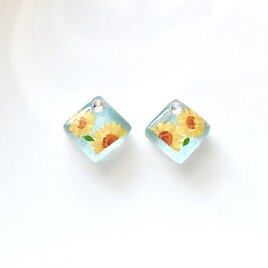 【2種類から選べる】青空の下で咲く向日葵ガラスタイル ピアス／イヤリング