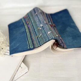 余り糸と藍染めハギレのブックカバーの画像