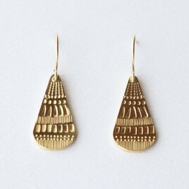 模様を打った 真鍮ピアス／medallion pattern hook earrings dropの画像