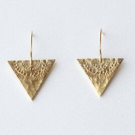 模様を打った 真鍮ピアス／medallion pattern hook earrings triangleの画像