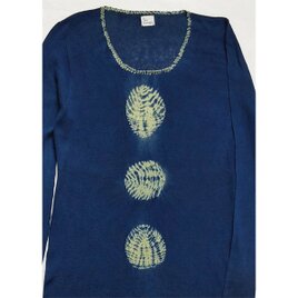 本藍染めの丸い縫い絞りUネック綿麻ニット～袖丈長めデザインです(日焼け防止)の画像