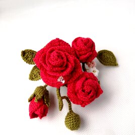 レース編みつるバラのコサージュ　スワロフスキー　リング式ブローチ