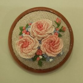 バラの刺繍のブローチの画像