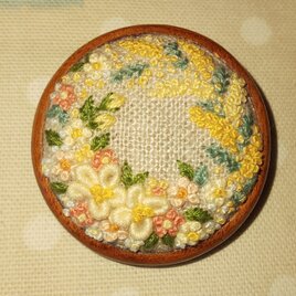 花いっぱいのブローチ B(手刺繍)の画像