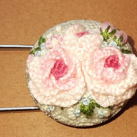 バラの刺繍のショールピン(ピンク)の画像