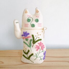 和紙と刺繍花の招き猫「すみれいろ」右手招きの画像