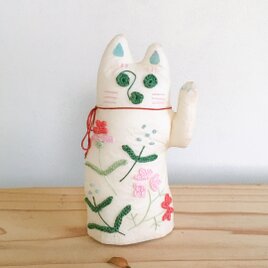 和紙と刺繍花の招き猫「ももいろ」左手招きの画像