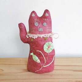 和紙と刺繍花の色招き猫「えんじ」右手招きの画像