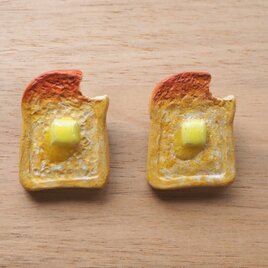 かじられた食パンの陶土ブローチ　バターとろ〜りバージョンの画像