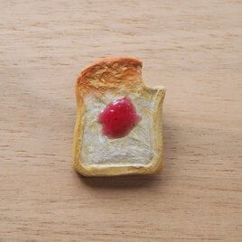 かじられた食パンの陶土ブローチ　いちごジャムバージョンの画像