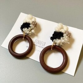 手刺繍ピアス　ー豆子ー　black/wood ring