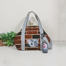 39%OFF✿のぞき猫2WAY親子バッグ✿にゃんこは見た✿ブロック塀からサバトラ猫の画像