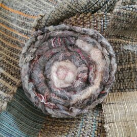 裂き織りコサージュ[源氏鼠]の画像