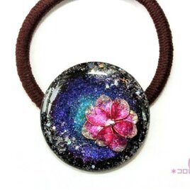 宝石<ピンクサファイア>の花と夜空のヘアゴム