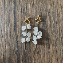 お花とチェーンのイヤリング〈white〉【パーツ変更可】の画像