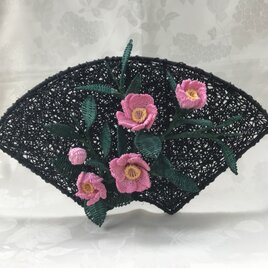 扇形に籐の椿のアレンジ（ピンク色）