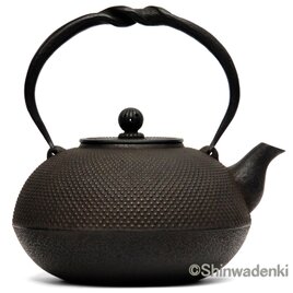 【予約販売】紅蓮堂 葛巻元作 南部鉄器 布団形鉄瓶 みのり 霰文様 1.5L 内面素焼き・酸化被膜仕上 伝統的工芸品の画像