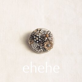 ippuku-kurogoma ブローチ