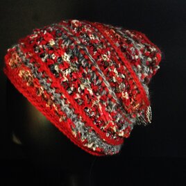赤かすり三つ編み帽子の画像