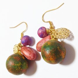 抽象画玉の房と透かしプレートのピアス（苺色・緑）