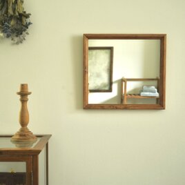 壁掛けの鏡　飴色　ほんのすこし横長の画像