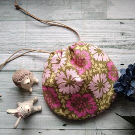 送料無料✴オリーブグリーン地×ピンクの大きいお花のぺたんこ丸巾着の画像