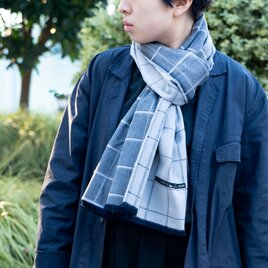 静電気が気にならないシルクのマフラー / WINDOW PANE SILK MUFFLER-grayの画像