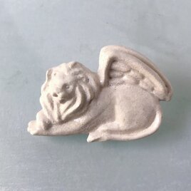 翼の生えたライオン［陶器ブローチ］