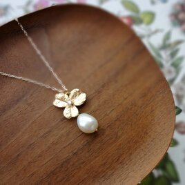 【限定数】ネックレス ■ ボタニカル 三つ葉のクローバー ■ ライムグリーン色の淡水パール