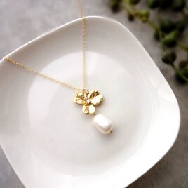ネックレス ■ ボタニカル 三つ葉のクローバー ■ クリームホワイト色の淡水パール