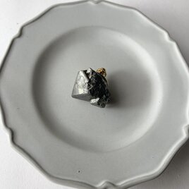 マグネタイトのブローチ　
