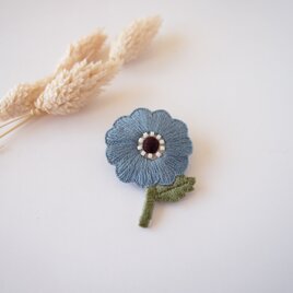 ［受注制作］アネモネ一輪の刺繍ブローチ（blue）の画像