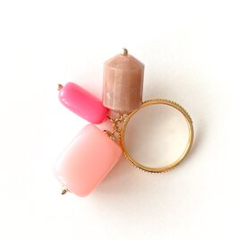 ピンクとベージュのリング　ヴィンテージビーズ使用・指輪【SWINGING RING/ PINK CARAMELS】の画像