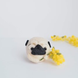【受注製作】まゆパグがミモザを贈ります。(フォーン・黒)　羊毛フェルトの画像