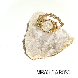「アミュレット」薔薇モチーフ水晶のアートなワイヤーリングの画像