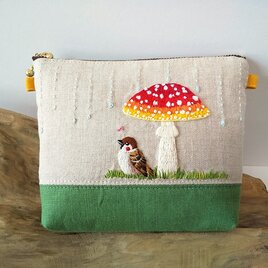 手刺繍ポーチ アマヤドリ（雀とベニテングタケ）