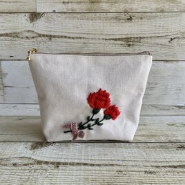 大人かわいい手刺繍カーネーションのポーチ(レッド)　国産帆布　コットン　リネンリボン　小物入れの画像