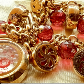 Red Crystal Perfume Button Braceletの画像