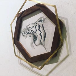 虎鉛筆画額縁ウリン真鍮装飾の画像